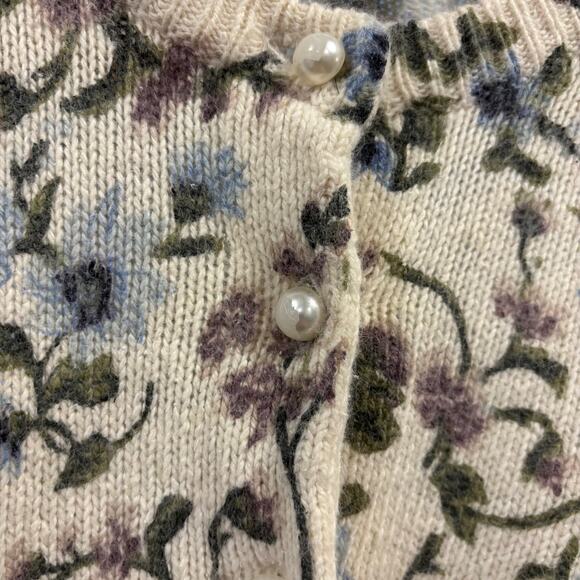 White Floral Knit Cardigan Cottagecore Granny Core w/faux pearl buttons, Size S - Picture 5 of 6